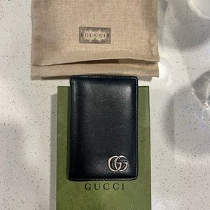Gucci black card wallet, very slim, and durable. Condition: Like new